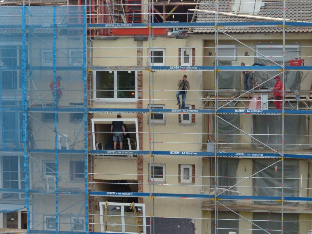 Fachgerechte Fassadenarbeiten mit Gerüst durch erfahrenes Handwerkerteam
