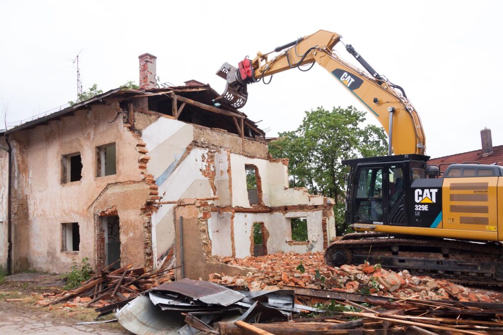 Bagger bei Abbrucharbeiten an einem Wohnhaus in Krefeld – RUTEK Service